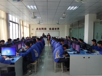 成都石化工业学校汽修服装科成功举办计算机操作员技能鉴定考试
